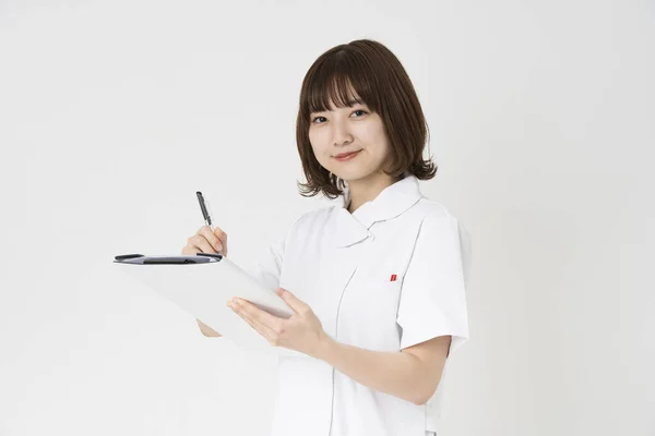 Portret Van Een Aziatische Japanse Verpleegster Met Een Glimlach Binnenshuis — Stockfoto