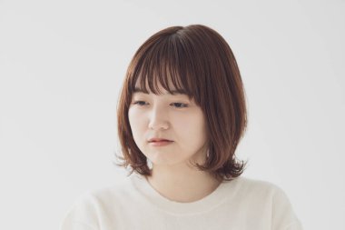 Kızgın duygularını ifade eden ve kaşlarını çatan Asyalı bir genç kadın.