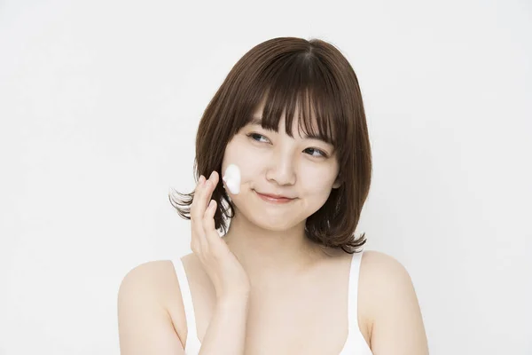 Asiatische Junge Frau Legt Gesichtsreinigungsschaum Auf Ihr Gesicht — Stockfoto