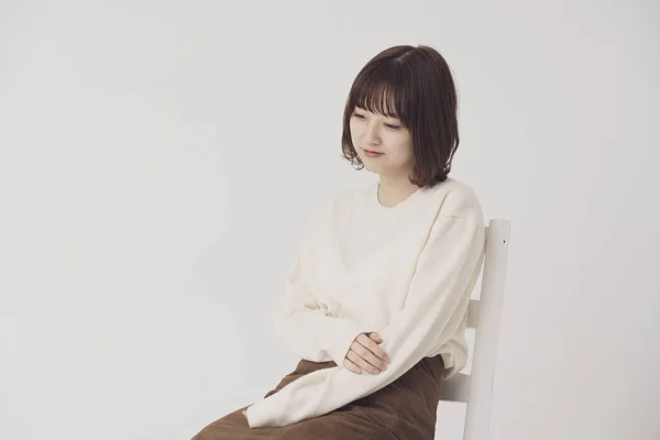 Asiática Japonesa Mujer Joven Con Una Expresión Preocupada Ansiosa Interior —  Fotos de Stock