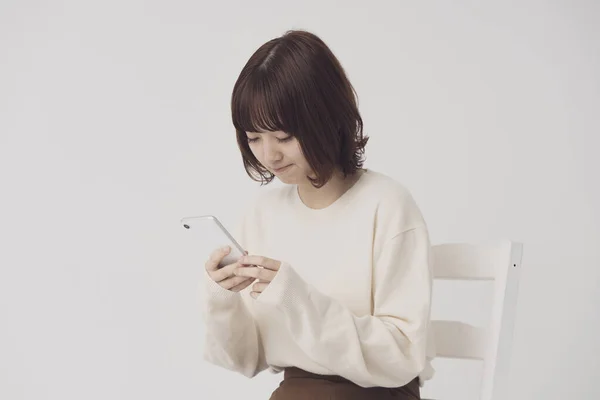 Asiatisk Japansk Ung Kvinna Som Använder Smartphone Med Ett Oroligt — Stockfoto