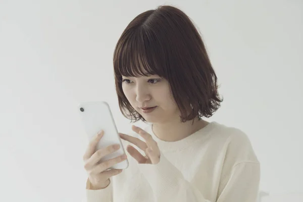 Femme Asiatique Utilisant Smartphone Prenant Des Photos Utilisant Des Applications — Photo