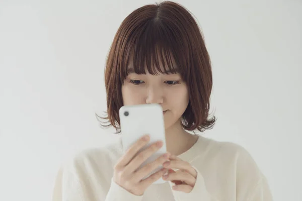 Femme Asiatique Utilisant Smartphone Prenant Des Photos Utilisant Des Applications — Photo