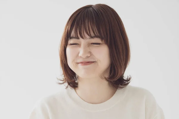 Azjatka Japońska Młoda Kobieta Relaksuje Się Pokazuje Uśmiech Wewnątrz — Zdjęcie stockowe