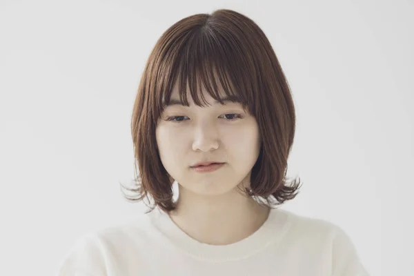 Kızgın Duygularını Ifade Eden Kaşlarını Çatan Asyalı Bir Genç Kadın — Stok fotoğraf