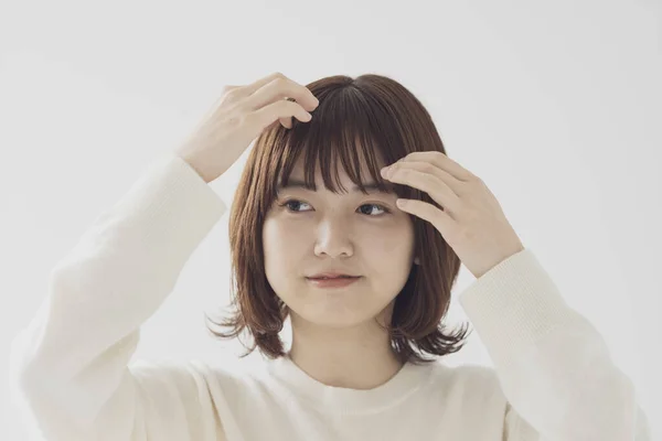 Asijská Japonská Mladá Žena Ustaraným Úzkostným Výrazem Uvnitř — Stock fotografie