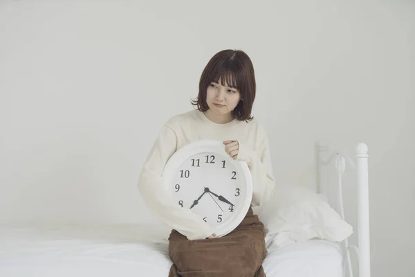 アジアの若い女性は時計をチェックし 時間に遅れることに驚いて — ストック写真