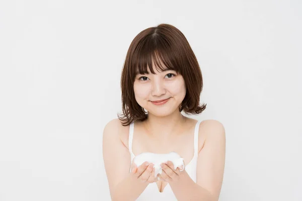 Lächelnde Junge Asiatin Japanerin Mit Schaum Zum Gesichtswaschen — Stockfoto