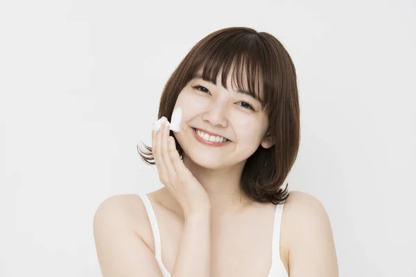 Souriant Jeune Asiatique Japonais Femme Avec Mousse Pour Lavage Visage — Photo