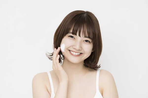 Souriant Jeune Asiatique Japonais Femme Avec Mousse Pour Lavage Visage — Photo