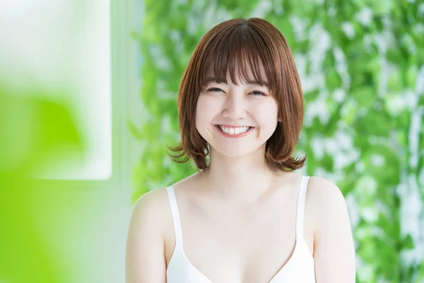 Aziatisch Japans Jonge Vrouw Met Mooie Huid Omgeven Door Groen — Stockfoto