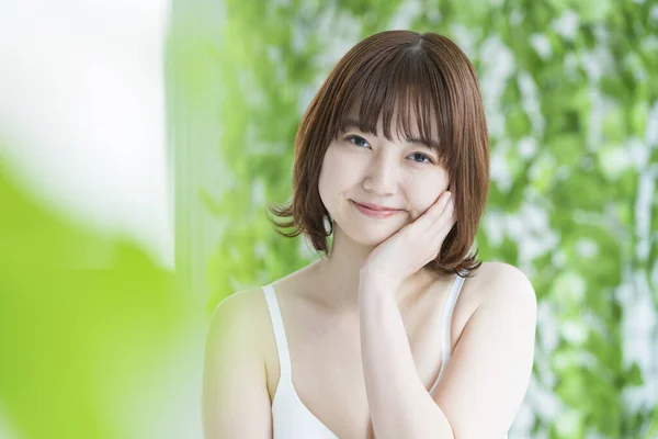 Asiática Japonesa Jovem Mulher Com Pele Bonita Cercada Por Vegetação — Fotografia de Stock