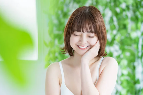 Asiatica Giapponese Giovane Donna Con Bella Pelle Circondata Dal Verde — Foto Stock