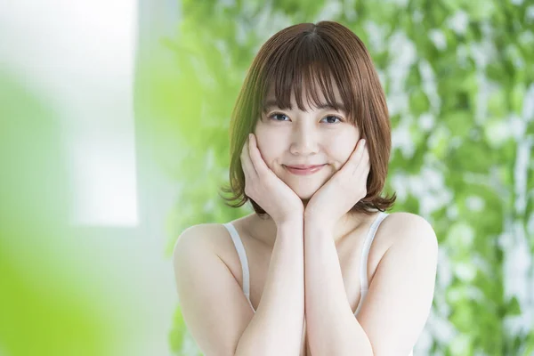 Asiática Japonesa Jovem Mulher Com Pele Bonita Cercada Por Vegetação — Fotografia de Stock