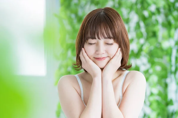 Asiática Japonesa Jovem Mulher Com Pele Bonita Cercada Por Vegetação — Fotografia de Stock