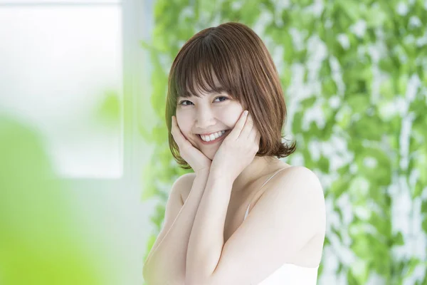 Ασιατική Ιαπωνική Νεαρή Γυναίκα Όμορφο Δέρμα Που Περιβάλλεται Από Πράσινο — Φωτογραφία Αρχείου