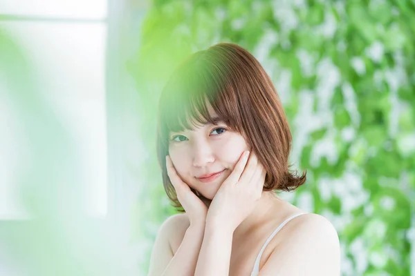Ασιατική Ιαπωνική Νεαρή Γυναίκα Όμορφο Δέρμα Που Περιβάλλεται Από Πράσινο — Φωτογραφία Αρχείου