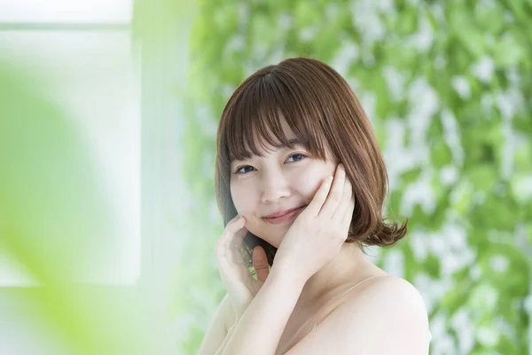 Asiatique Japonais Jeune Femme Avec Belle Peau Entourée Verdure — Photo