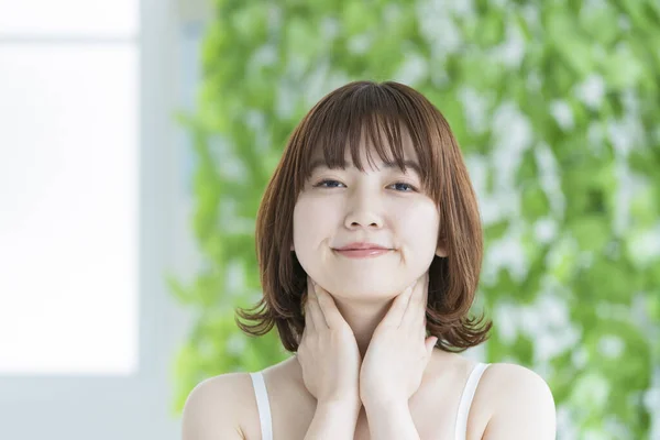 Asiatique Japonais Jeune Femme Avec Belle Peau Entourée Verdure — Photo