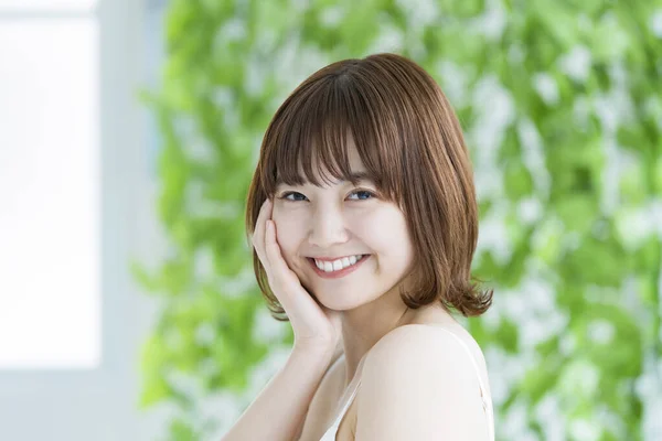 Azji Japoński Młoda Kobieta Piękną Skórą Otoczona Zielenią — Zdjęcie stockowe