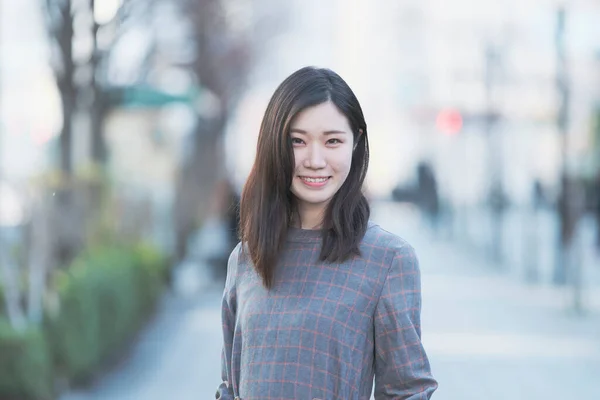Außenporträt Einer Asiatin Mit Einem Lächeln Die Kamera — Stockfoto