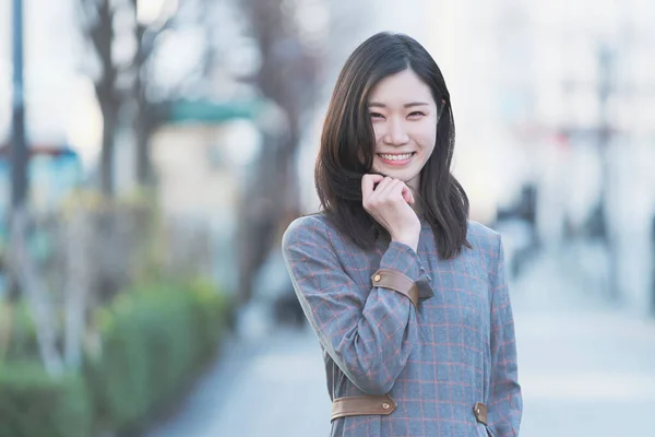 Outdoor Portret Van Aziatische Vrouw Tonen Een Glimlach Naar Camera — Stockfoto