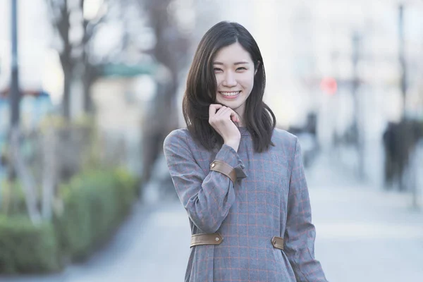カメラに向かって笑顔を見せるアジア女性の屋外ポートレート — ストック写真