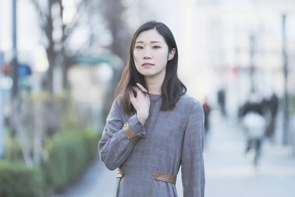 Outdoor Portret Van Aziatische Vrouw Tonen Een Glimlach Naar Camera — Stockfoto