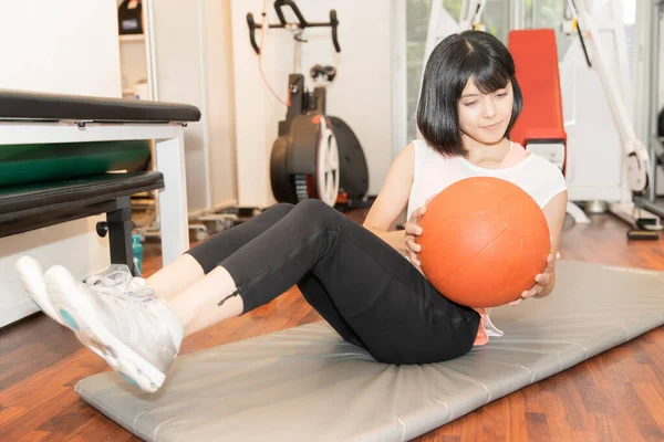 Asiatin Macht Muskeltraining Mit Geräten Persönlichen Fitnessstudio — Stockfoto