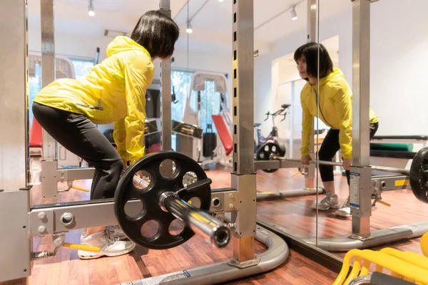 Asiatin Macht Muskeltraining Mit Geräten Persönlichen Fitnessstudio — Stockfoto
