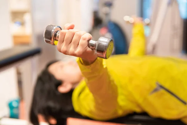 Asiatin Macht Muskeltraining Mit Geräten Persönlichen Fitnessstudio — Stockfoto