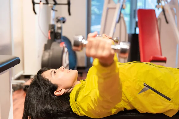 Azjatka Robi Trening Mięśni Sprzętem Siłowni Osobistej — Zdjęcie stockowe