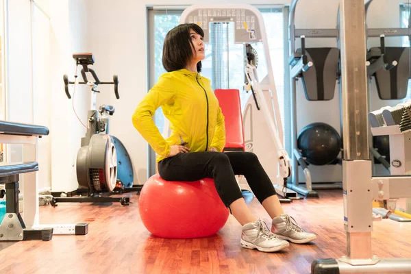 Asiatin Macht Muskeltraining Mit Geräten Persönlichen Fitnessstudio — Stockfoto