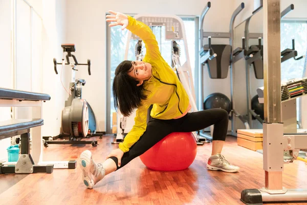 Asiatin Macht Muskeltraining Mit Geräten Persönlichen Fitnessstudio — Stockfoto