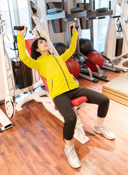Asiatin Macht Muskeltraining Mit Geräten Persönlichen Fitnessstudio — Stockfoto