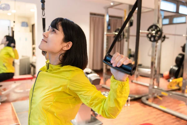 Asiatin Macht Muskeltraining Mit Geräten Persönlichen Fitnessstudio — Stockfoto