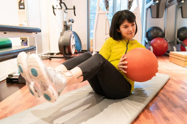 Asiatin Macht Muskeltraining Mit Geräten Persönlichen Fitnessstudio — Stockfoto