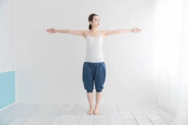 Ásia Jovem Mulher Fazendo Leve Exercício Brilhante Quarto — Fotografia de Stock