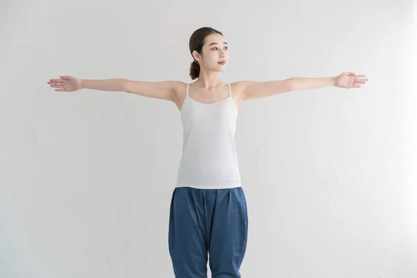 Asiática Joven Mujer Haciendo Suave Ejercicio Brillante Habitación —  Fotos de Stock