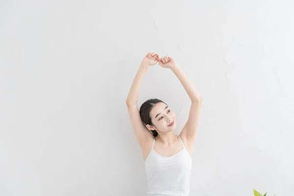 Ásia Jovem Mulher Fazendo Leve Exercício Brilhante Quarto — Fotografia de Stock