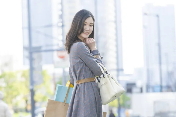 Leende Asiatisk Ung Kvinna Med Massor Shoppingväskor Olika Färger — Stockfoto