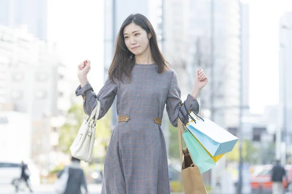 Leende Asiatisk Ung Kvinna Med Massor Shoppingväskor Olika Färger — Stockfoto