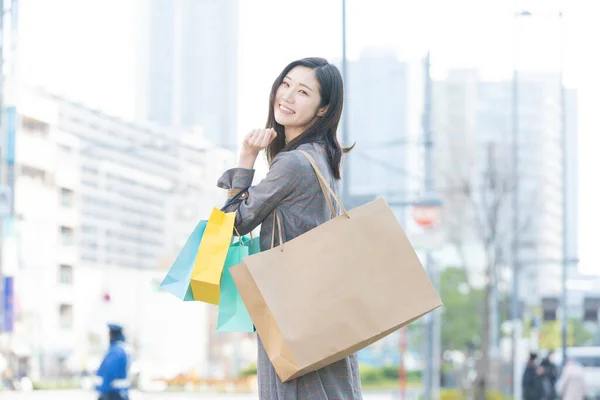 Sorrindo Asiático Jovem Mulher Com Lotes Sacos Compras Várias Cores — Fotografia de Stock