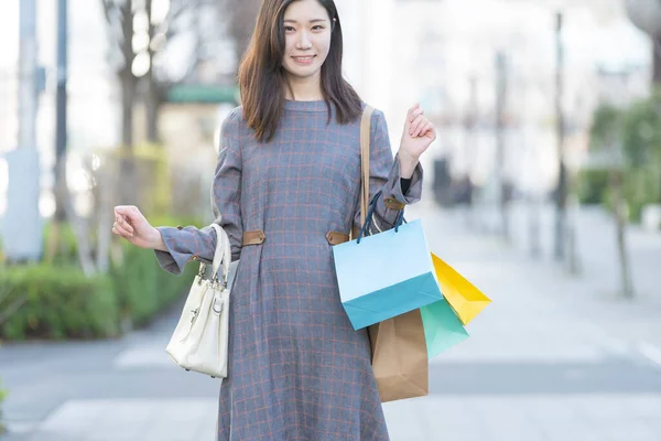 Sorrindo Asiático Jovem Mulher Com Lotes Sacos Compras Várias Cores — Fotografia de Stock
