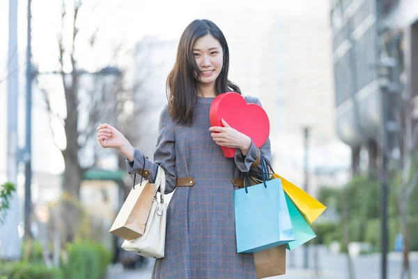 Sorrindo Asiático Jovem Mulher Com Lotes Sacos Compras Várias Cores — Fotografia de Stock