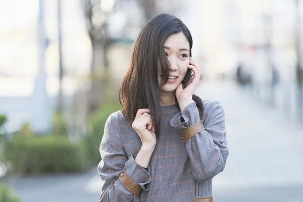 Asian Young Woman Talking Someone Smartphone Ear — Stock Photo, Image