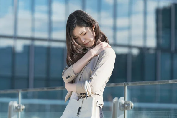 Young Asian Woman Holding Hands Pain Shoulder Outdoors — Stock Photo, Image