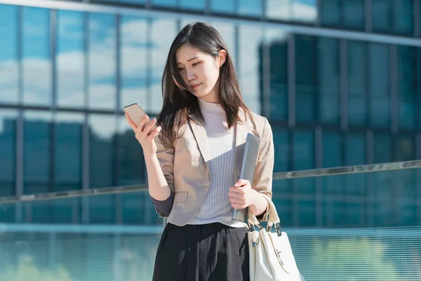 Asiatische Geschäftsfrau Ruft Mit Beunruhigtem Gesichtsausdruck Ein Smartphone — Stockfoto