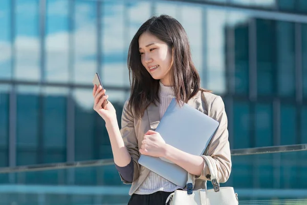 Asiatische Geschäftsfrau Nutzt Smartphone Und Macht Fotos Und Nutzt Anwendungen — Stockfoto