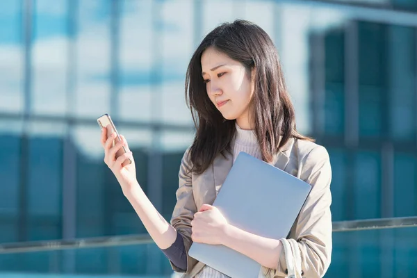 Asiatische Geschäftsfrau Ruft Mit Beunruhigtem Gesichtsausdruck Ein Smartphone — Stockfoto